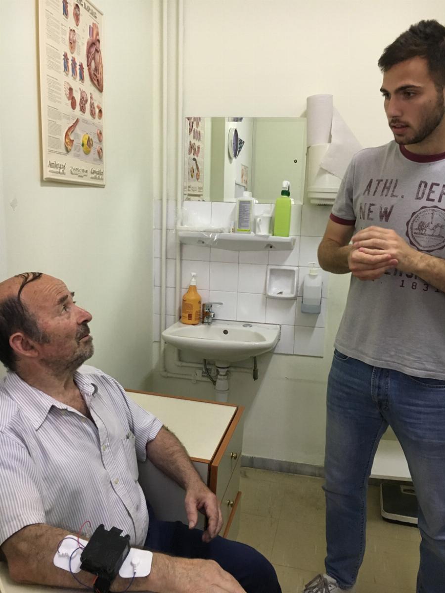 Νόσος του Πάρκινσον: Τρεις φοιτητές από τη Θεσσαλονίκη έφτιαξαν συσκευή που την πολεμάει