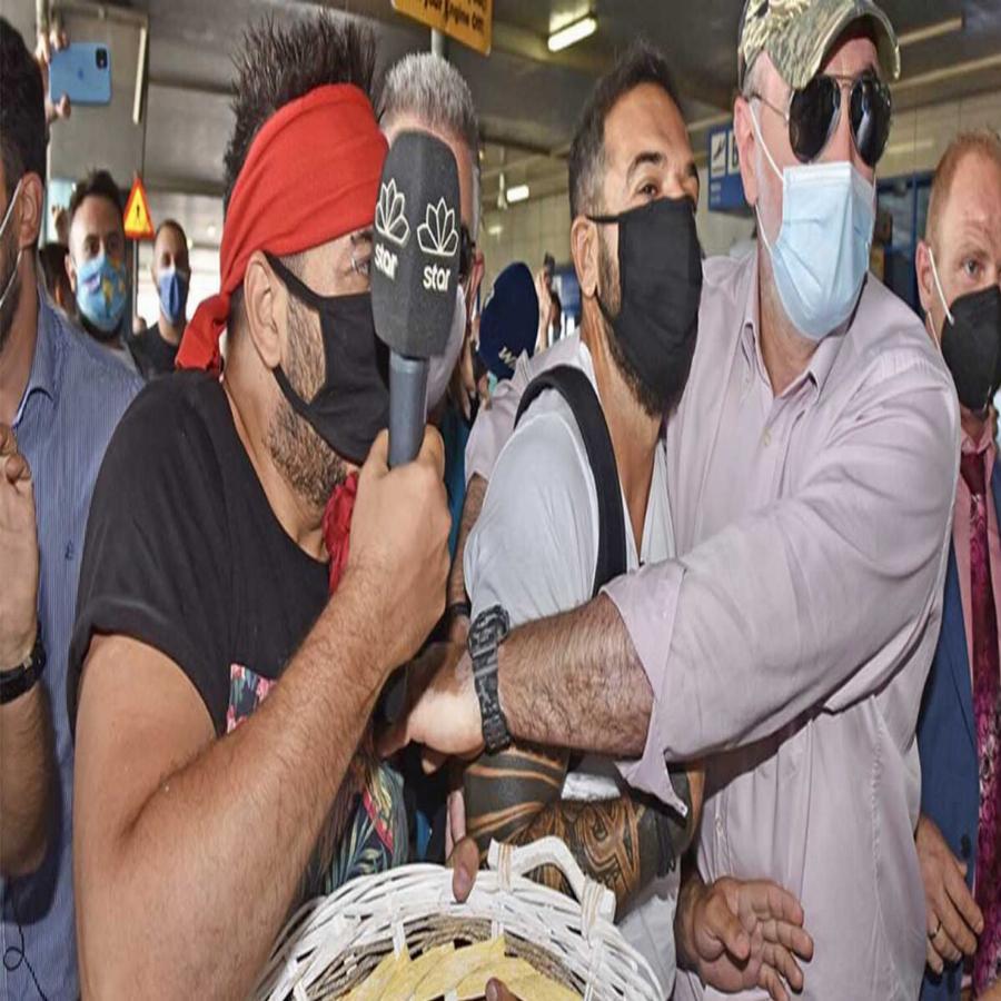 Τριαντάφυλλος σαν σούπερσταρ: Βγήκε στο μπαλκόνι της βίλας του, χαιρετώντας τους δημοσιογράφους