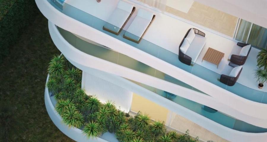 Υπερλούξ πολυκατοικία στη Γλυφάδα με πισίνα σε κάθε μπαλκόνι και εσωτερικό σαν μικρή βίλα