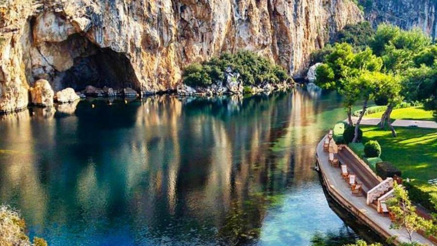 Λίμνη Βουλιαγμένης: Το σπήλαιο που έχει καταπιεί 8 δύτες με τη μεγαλύτερη φυσική υπόγεια σήραγγα στον κόσμο