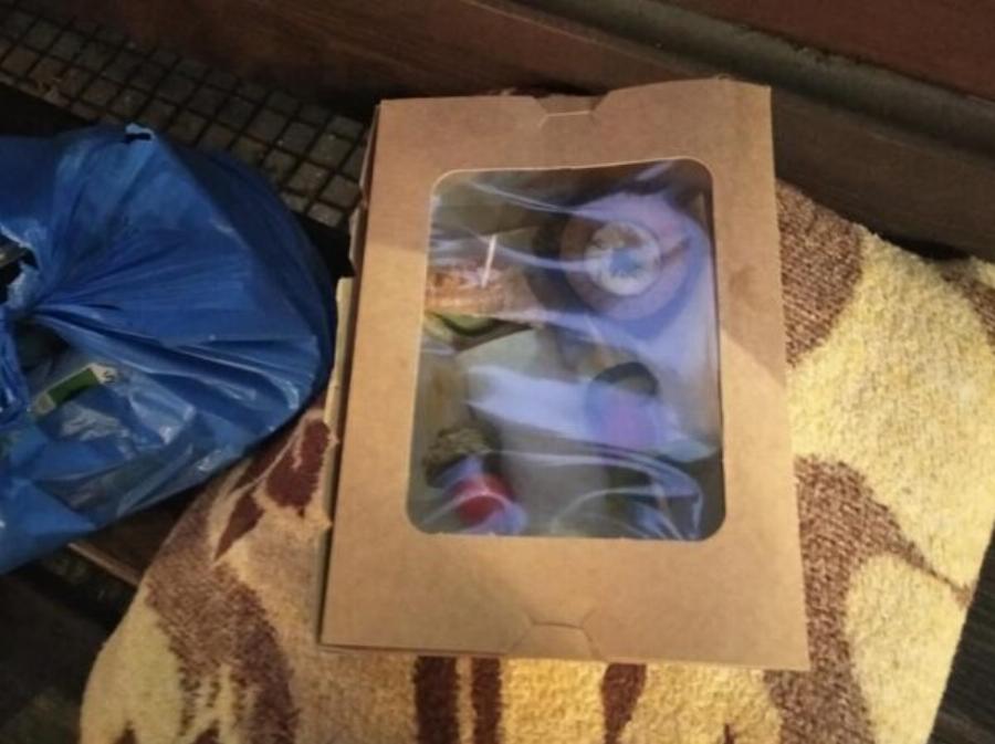 Νιόπαντρο ζευγάρι στη Θεσσαλονίκη μοίρασε τα γαμήλια γεύματα σε άστεγους