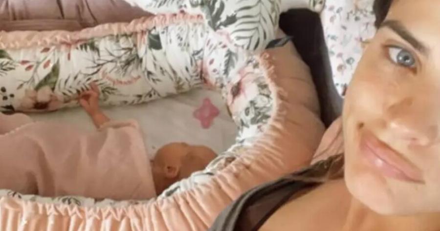 Χριστίνα Μπόμπα: Η νέα φωτογραφία με τα δίδυμα – Εξουθενωμένη και άυπνη μητέρα