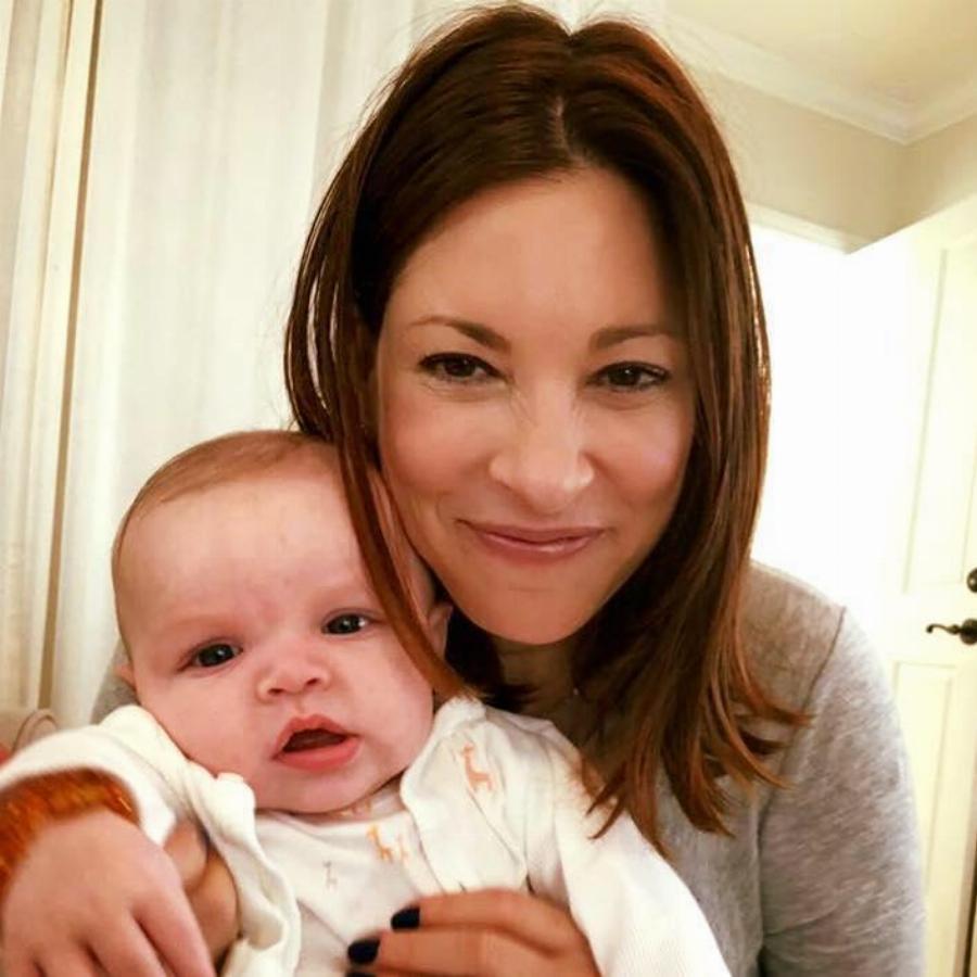 Έγινε μητέρα στα 54 και στέλνει ένα χαρμόσυνο μήνυμα σε όσες γυναίκες πιστεύουν ότι είναι αργά για να κάνουν παιδί