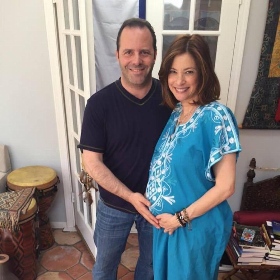 Έγινε μητέρα στα 54 και στέλνει ένα χαρμόσυνο μήνυμα σε όσες γυναίκες πιστεύουν ότι είναι αργά για να κάνουν παιδί