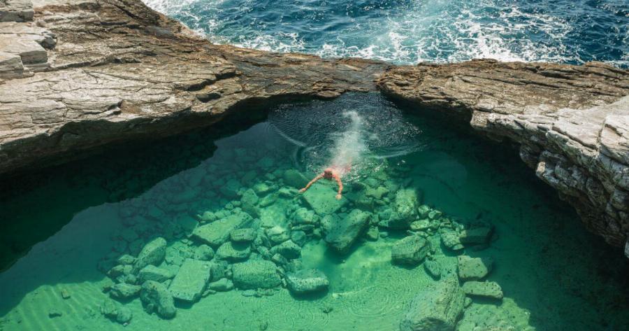 Καλύτερες παραλίες στην Ελλάδα: Οι 8 κορυφαίες επιλογές για αξέχαστα μπάνια σε γαλάζια νερά