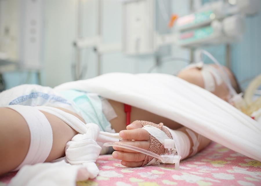 Γίνονται πραγματικά θαύματα: Ξεπέρασε τον κίνδυνο το δίχρονο κορίτσι που έπεσε από τον 4ο