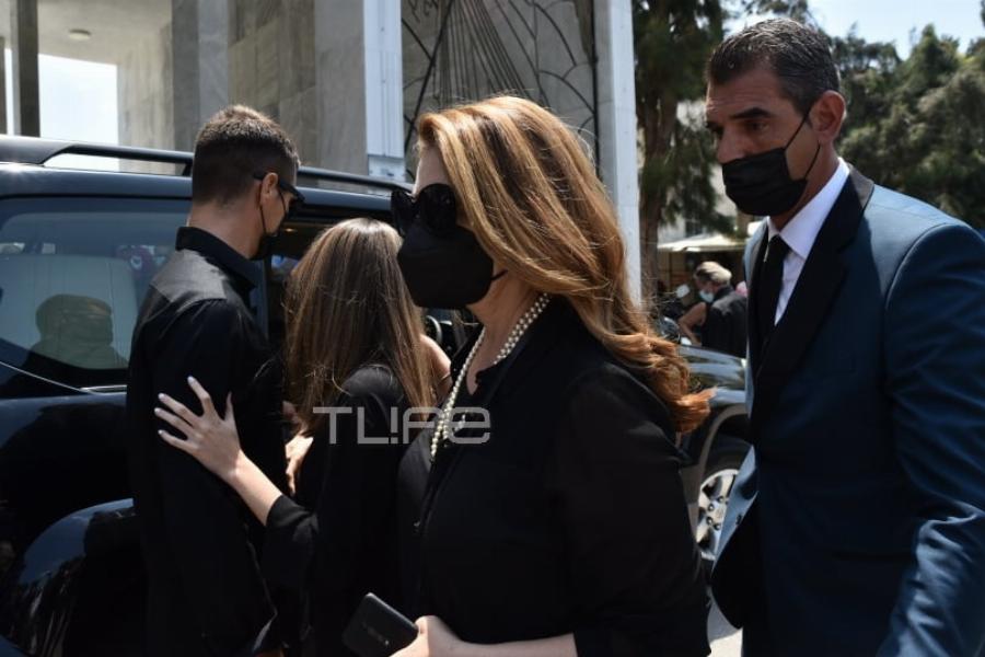Κηδεία Τόλη Βοσκόπουλου: Συντετριμμένες η κόρη του Μαρία Βοσκοπούλου και η Άντζελα Γκερέκου