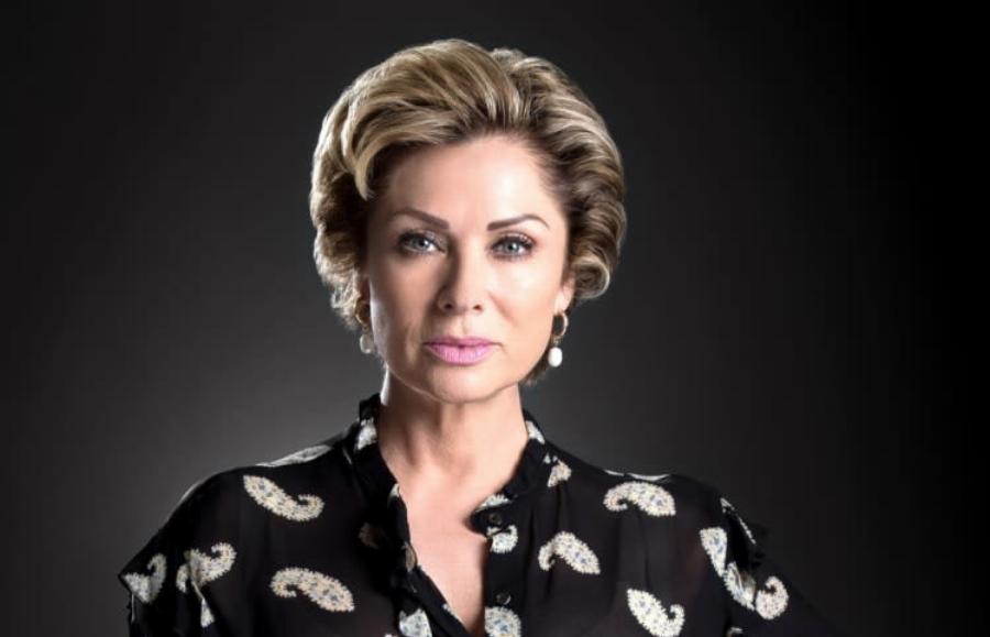 Εσμεράλντα: Η κούκλα πρωταγωνίστρια παραμένει εντυπωσιακή στα 53 της