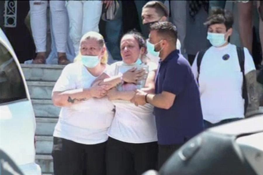 Σκηνές αρχαίας τραγωδίας στη Νίκαια: Σε κλίμα βαθιάς οδύνης το τελευταίο «αντίο» στην 7χρονη Παναγιώτα