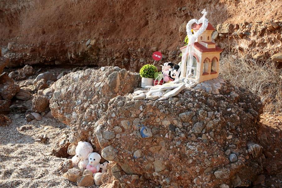 Μάτι: Μνημόσυνο για τους 102 νεκρούς σε κλίμα συγκίνησης