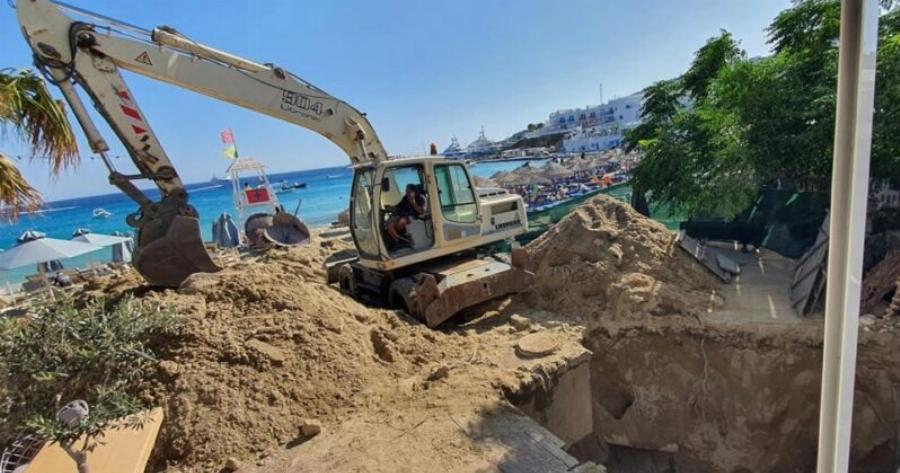 Μύκονος: «Έσκασε» η αποχέτευση εν μέσω σεζόν –Γέμισε λύματα ο Πλατύς Γιαλός