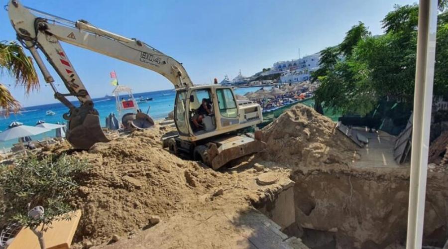 Μύκονος: «Έσκασε» η αποχέτευση εν μέσω σεζόν –Γέμισε λύματα ο Πλατύς Γιαλός