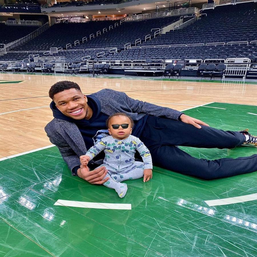 Γιάννης Αντετοκούνμπο: Δείχνει στον γιο του την Ακρόπολη διαφημίζοντας την Ελλάδα σε όλο τον κόσμο