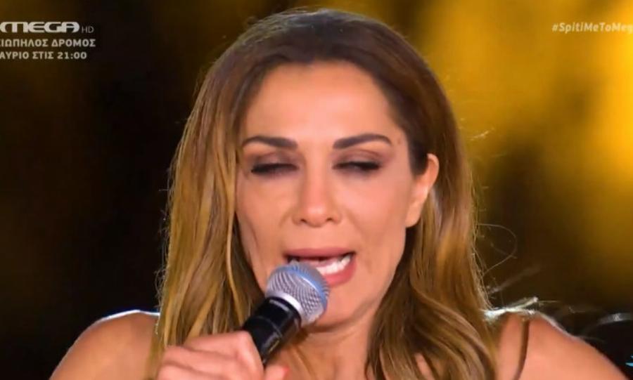 Δέσποινα Βανδή: Το στιγμιότυπο με βουρκωμένα μάτια και ο αναστεναγμός στο live της που λίγοι παρατήρησαν