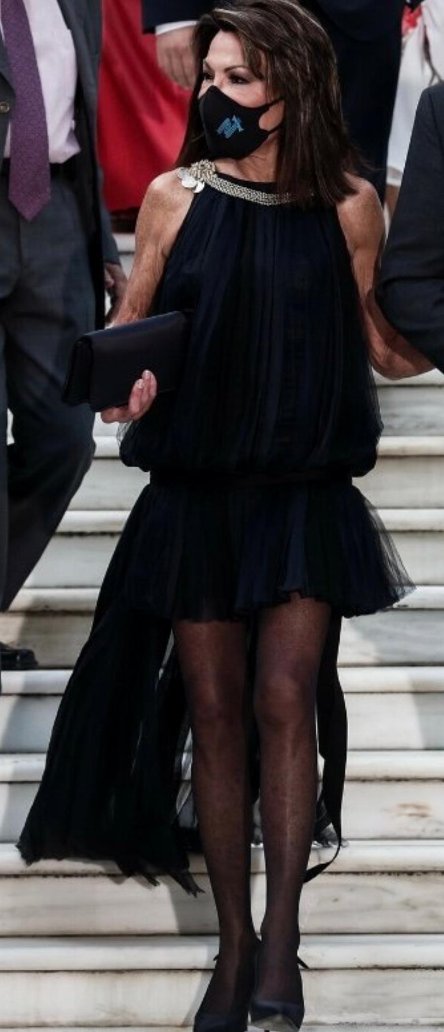 «Koρμί 25αρας»: Η εμφάνιση της 65χρονης Γιάννας Αγγελοπούλου στην δεξίωση, τράβηξε όλα τα βλέμματα