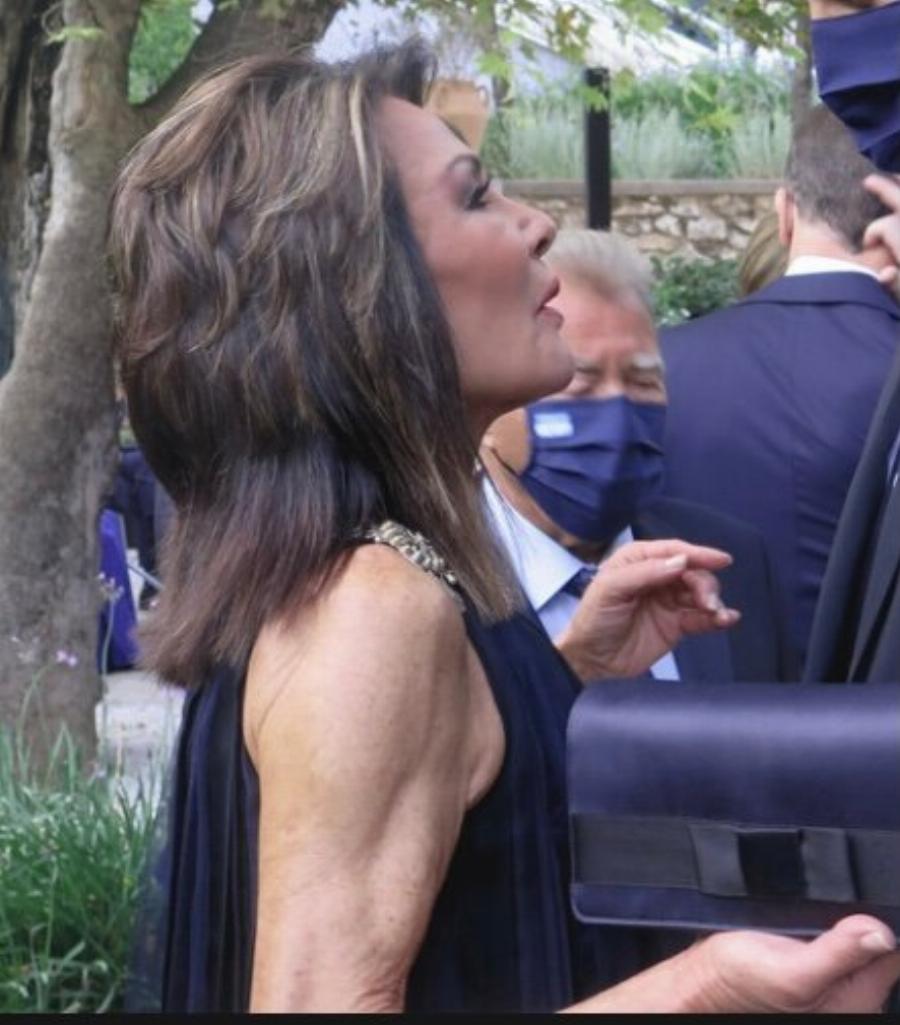 «Koρμί 25αρας»: Η εμφάνιση της 65χρονης Γιάννας Αγγελοπούλου στην δεξίωση, τράβηξε όλα τα βλέμματα