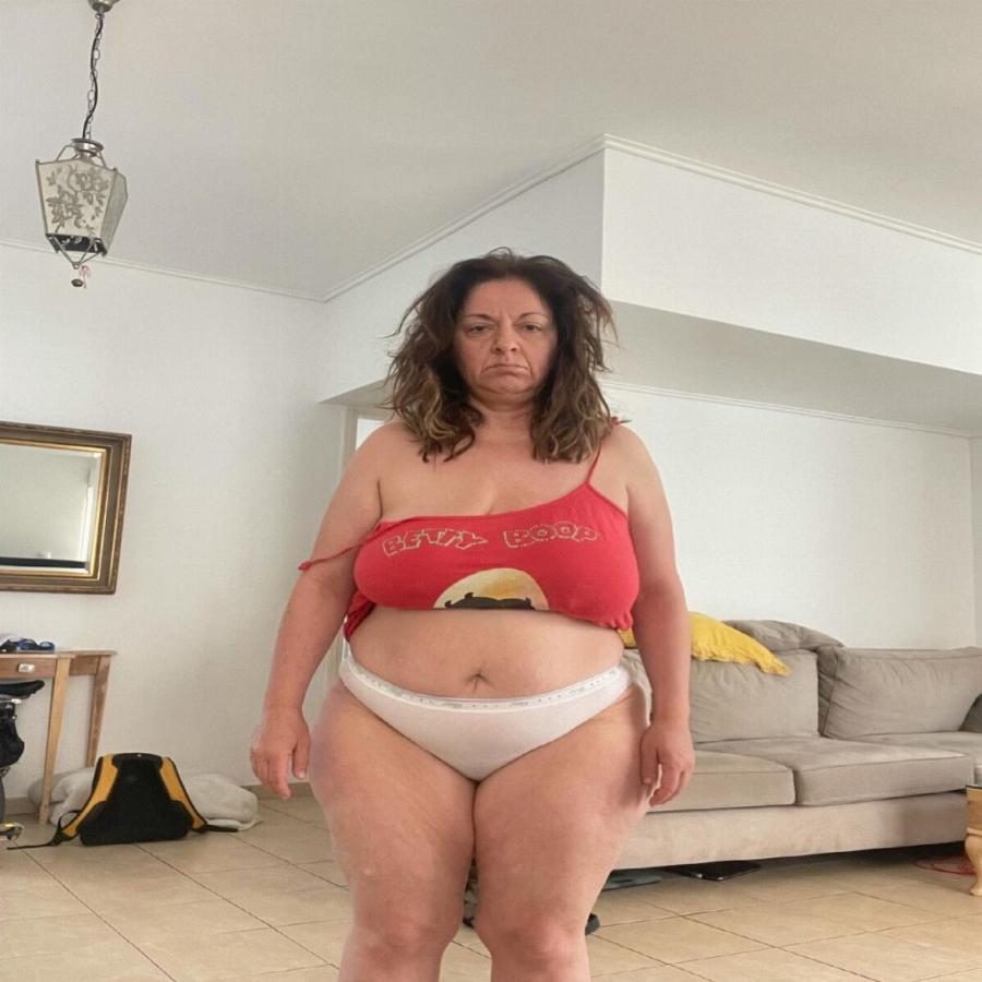 Σοφία Μουτίδου: Ποζάρει ακομπλεξάριστη με κόκκινο μαγιό πάνω σε σκάφος και τα σχόλια «παίρνουν φωτιά»