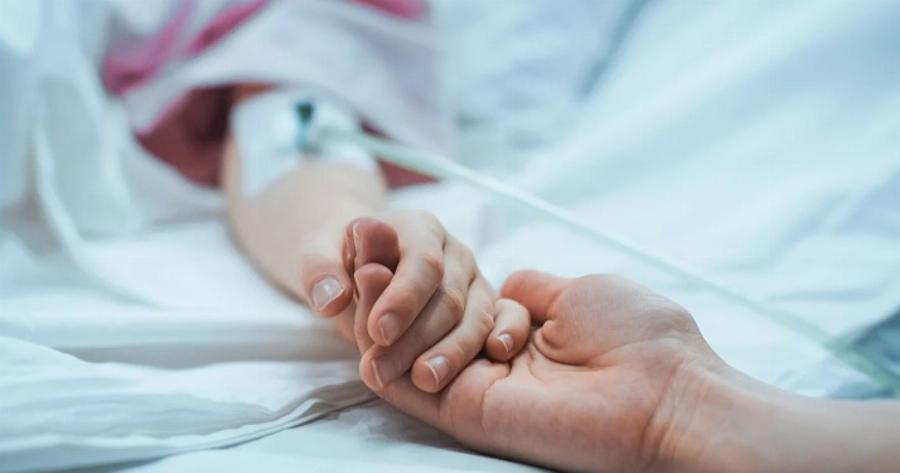 Γίνονται πραγματικά θαύματα: Ξεπέρασε τον κίνδυνο το δίχρονο κορίτσι που έπεσε από τον 4ο