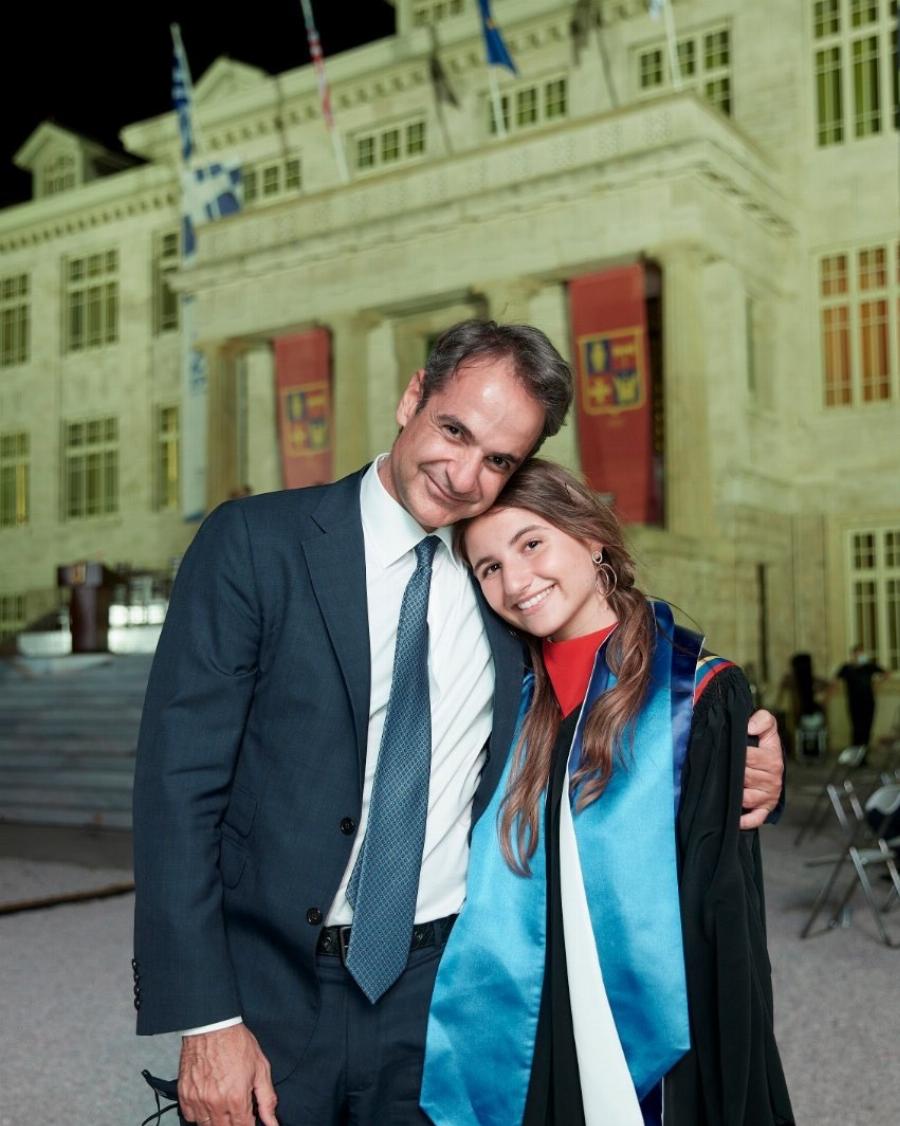 Κυριάκος Μητσοτάκης: Η ανάρτησή του για την αποφοίτηση της κόρης του από το Κολλέγιο Αθηνών