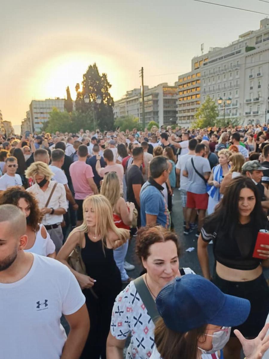 Ελλάδα: Τεράστια συμμετοχή στις συγκεντρώσεις κατά του υποχρεωτικού εμβολιασμού και των  μέτρων