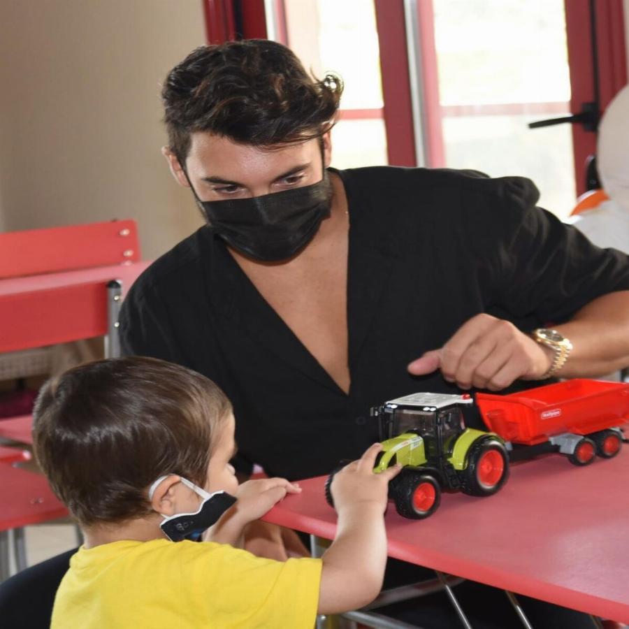 Γιώργος Ασημακόπουλος: Επισκέφτηκε ξενώνα παιδιών με καρκίνο δίνοντας χαρά στα αγγελούδια