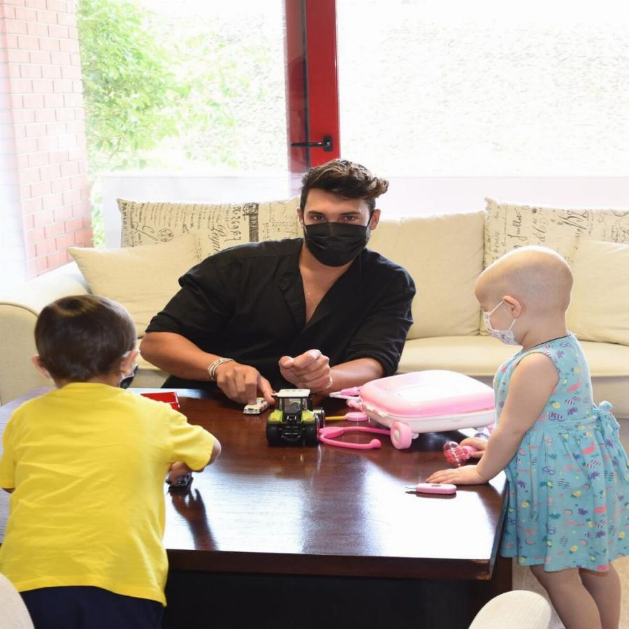 Γιώργος Ασημακόπουλος: Επισκέφτηκε ξενώνα παιδιών με καρκίνο δίνοντας χαρά στα αγγελούδια