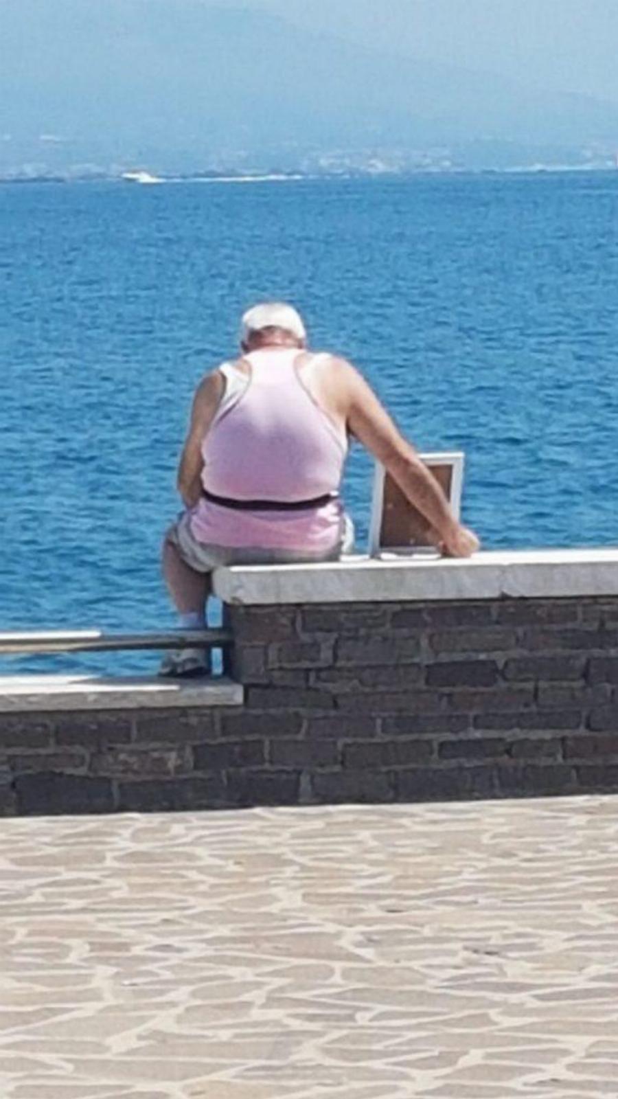 Αληθινή αγάπη: Άντρας κάθεται κάθε πρωί στη θάλασσα με τη κορνίζα της νεκρής γυναίκας του