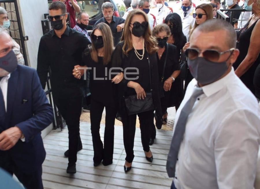Κηδεία Τόλη Βοσκόπουλου: Συντετριμμένες η κόρη του Μαρία Βοσκοπούλου και η Άντζελα Γκερέκου