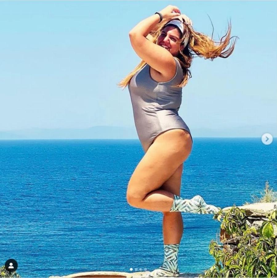 Δανάη Μπάρκα: Ποζάρει με ασημί ολόσωμο μαγιό με φόντο τη θάλασσα και στέλνει το ωραιότερο μήνυμα