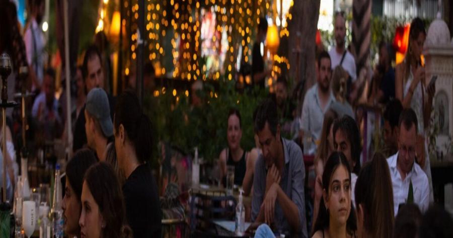 Εξωτερικοί χώροι διασκέδασης: Νέα ΚΥΑ στέλνει τους ανεμβολίαστους στο περιθώριο, καταστρέφοντας την κοινωνική τους ζωή