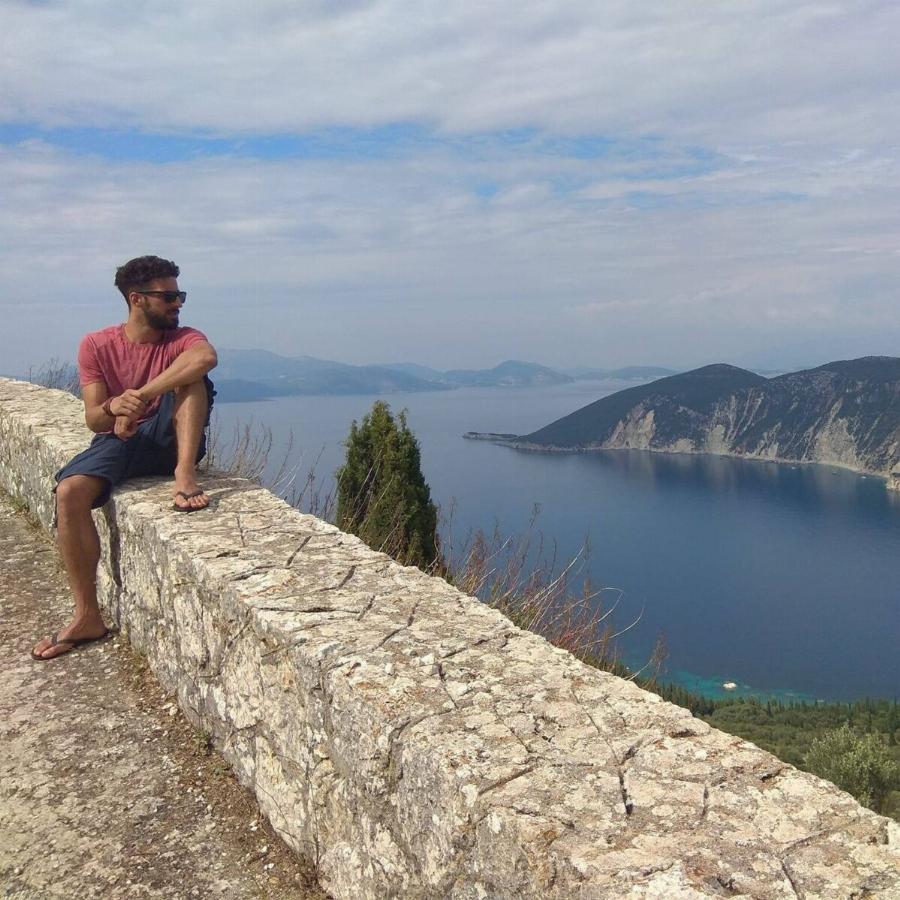 Δημήτρης Βέργος: Ένας άλλος Μπάμπης Αναγνωστόπουλος – Πως τον καίει το κινητό της Γαρυφαλλιάς