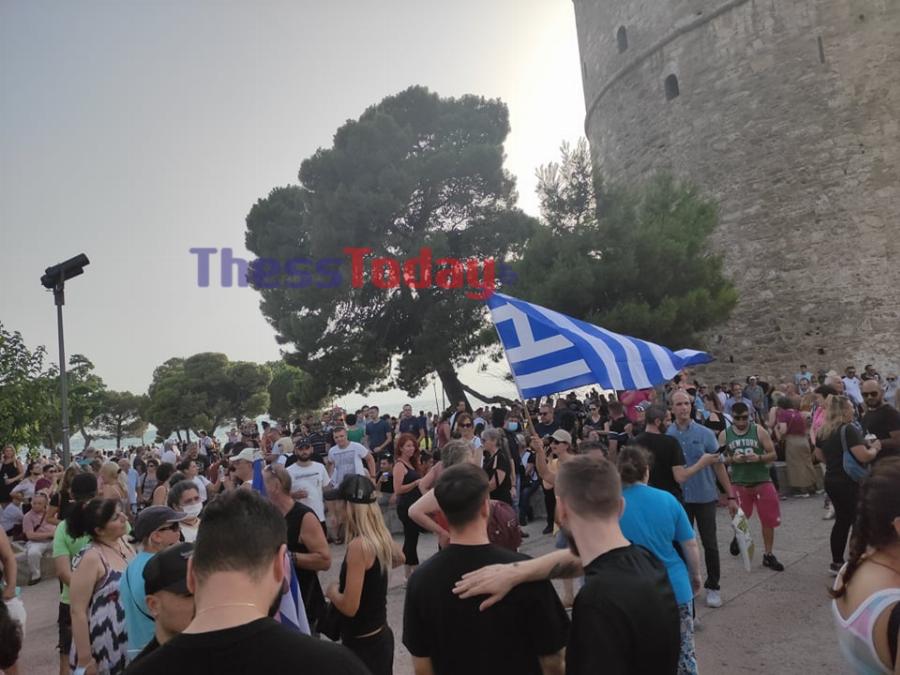 Θεσσαλονίκη: Χιλιάδες πολίτες αντιδρούν κατά του εμβολιασμού σε μεγάλη πορεία