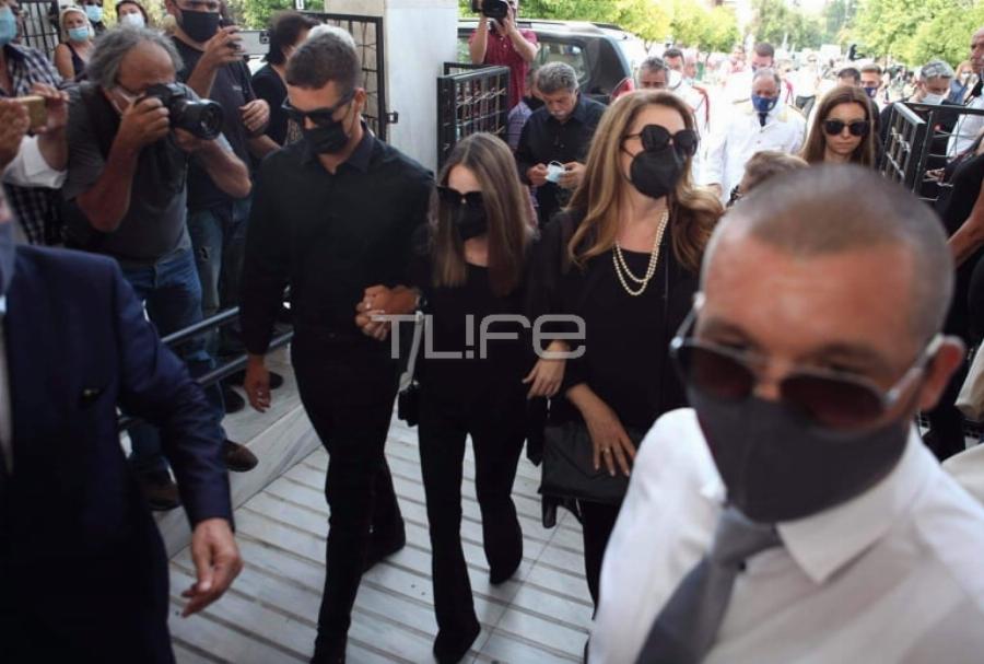 Κηδεία Τόλη Βοσκόπουλου: Συντετριμμένες η κόρη του Μαρία Βοσκοπούλου και η Άντζελα Γκερέκου