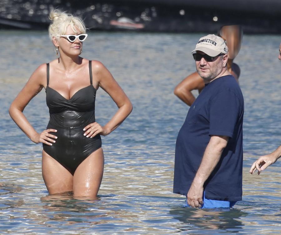 Πιο εντυπωσιακή από ποτέ με πόδια γαζέλας: Η Σάσα Σταμάτη κάνει διακοπές στη Μύκονο και εντυπωσιάζει