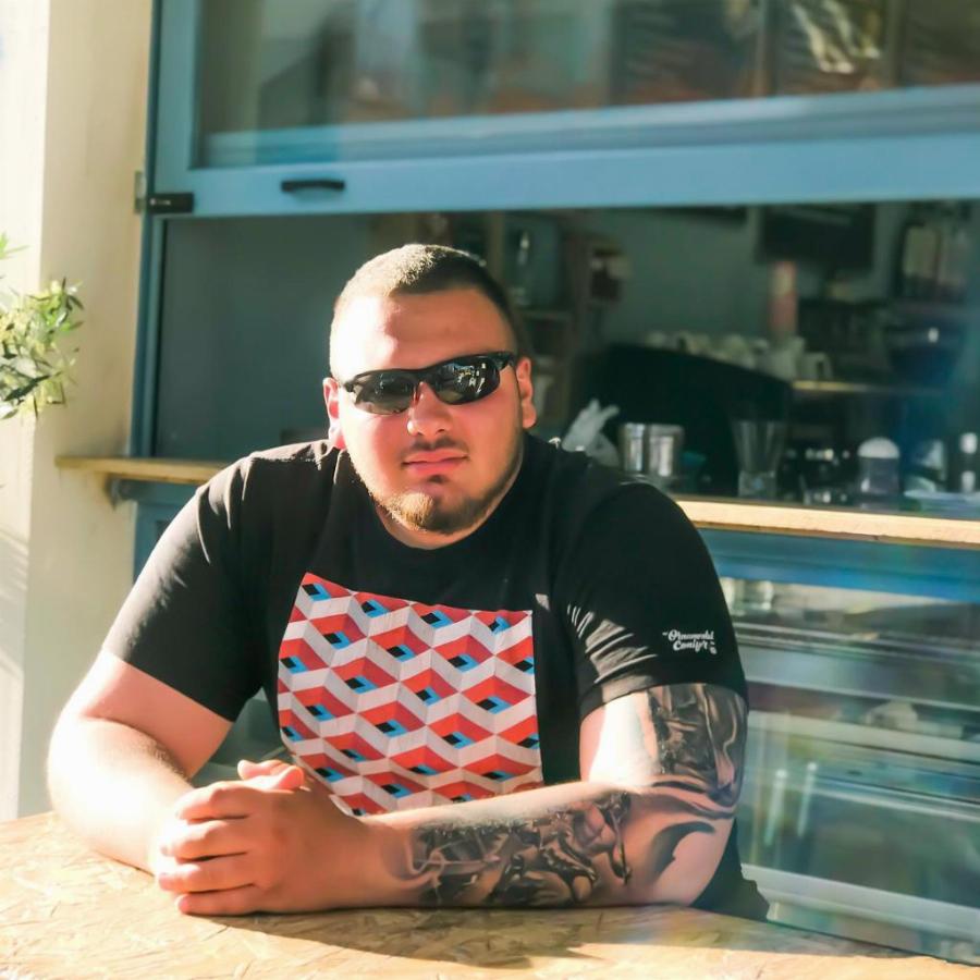 Βαρύ πένθος για τον Νίκο που σκοτώθηκε στη Βουλιαγμένη – Αναζητούν ένα μαύρο Audi