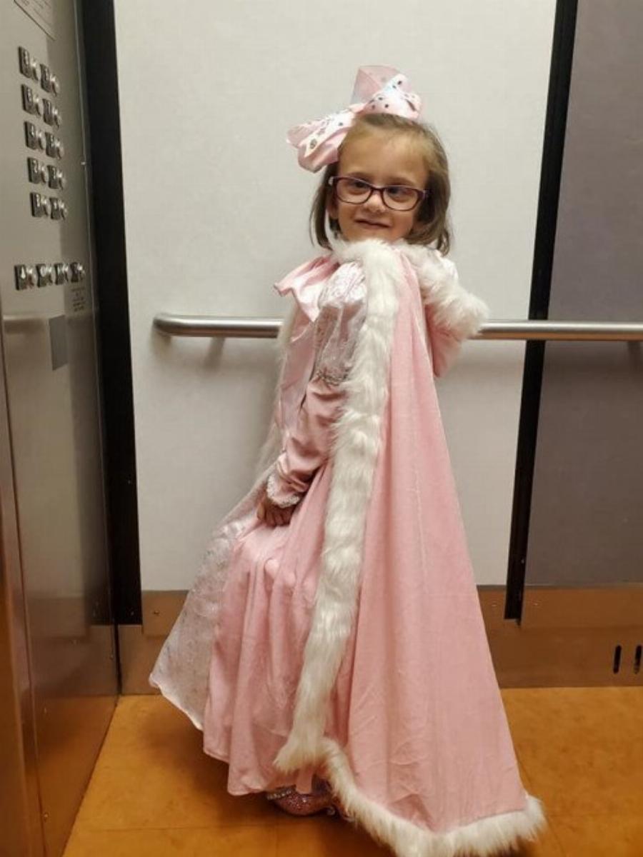 5χρονη με όγκο στον εγκέφαλο ντύνεται σαν πριγκίπισσα κάθε φορά που πάει να κάνει χημειοθεραπεία