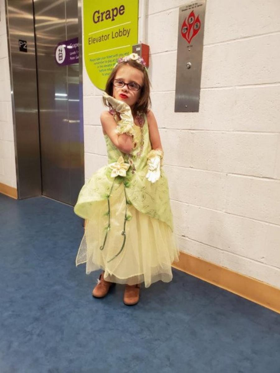 5χρονη με όγκο στον εγκέφαλο ντύνεται σαν πριγκίπισσα κάθε φορά που πάει να κάνει χημειοθεραπεία