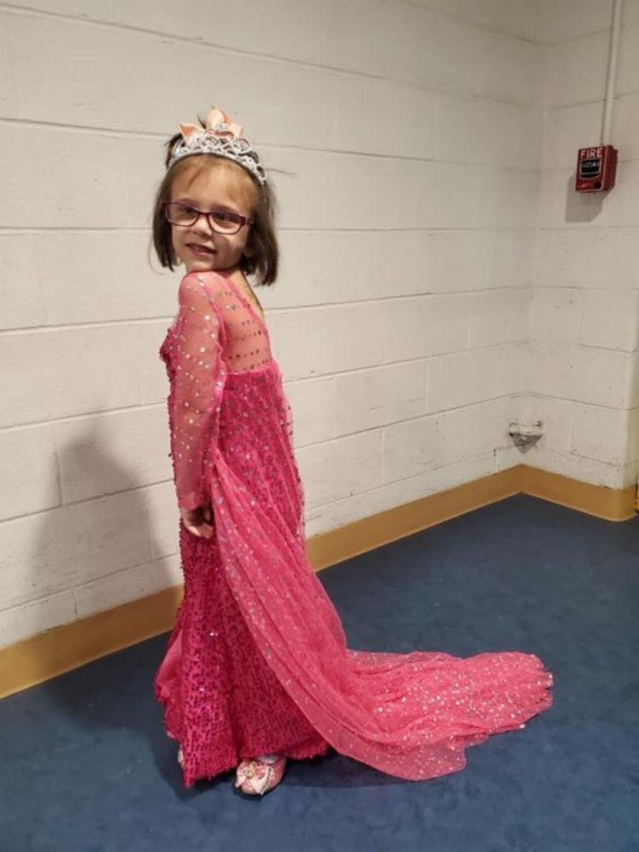 5χρονη με όγκο στον εγκέφαλο ντύνεται σαν πριγκίπισσα κάθε φορά που πάει να κάνει χημειοθεραπεία