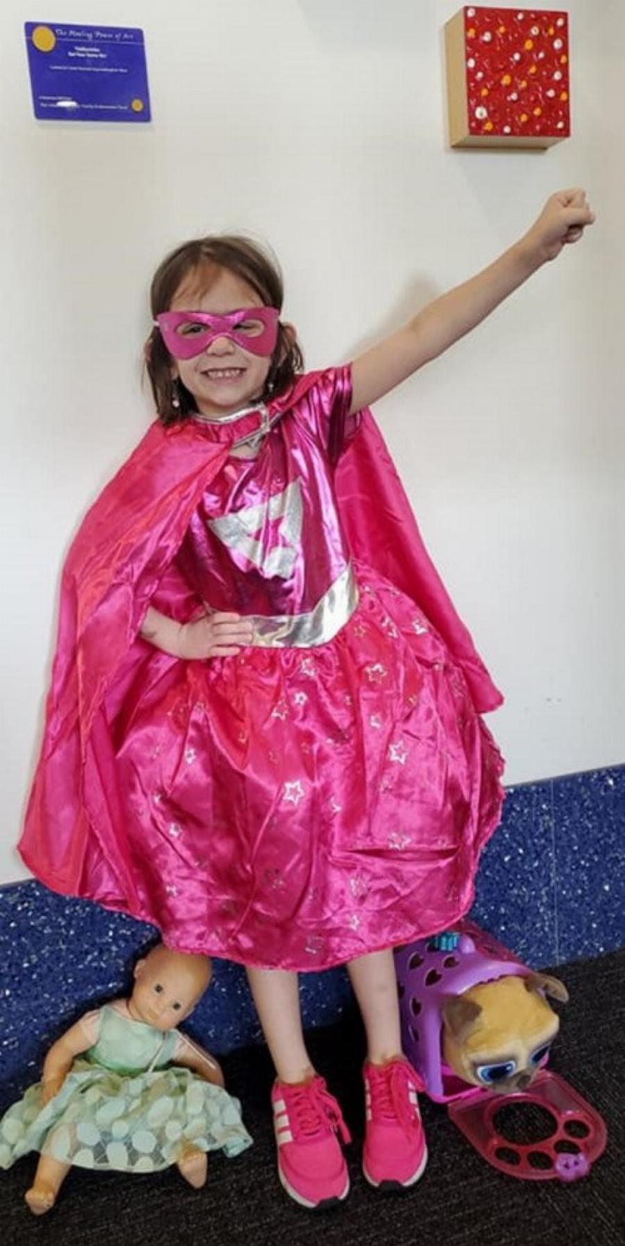 5χρονη με όγκο στον εγκέφαλο ντύνεται σαν πριγκίπισσα κάθε φορά που πάει να κάνει χημειοθεραπεία