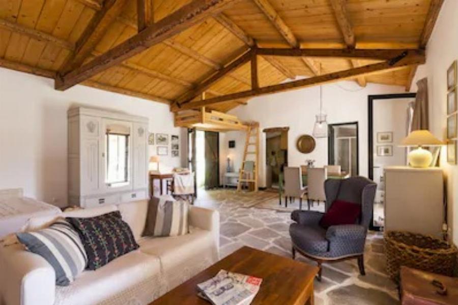 Η αδερφή μου αγόρασε το εξοχικό των γονιών μας. Για να κάνουμε διακοπές, μας ζητάει ενοίκιο