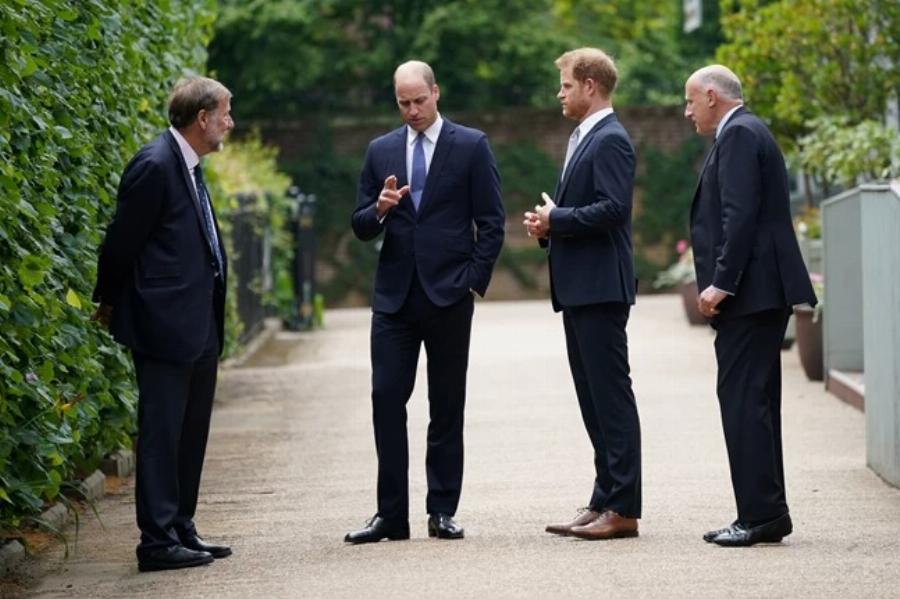 Πριγκίπισσα Νταϊάνα: Συγκινημένοι ο Χάρι και ο Γουίλιαμ αποκάλυψαν το άγαλμα της μητέρας τους