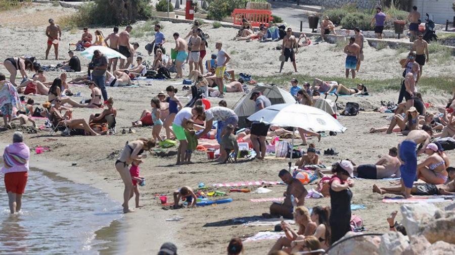 Πανικός σε παραλία της Ηλείας: Την έβριζε, την έφτυνε και την έσπρωχνε μπροστά στον κόσμο