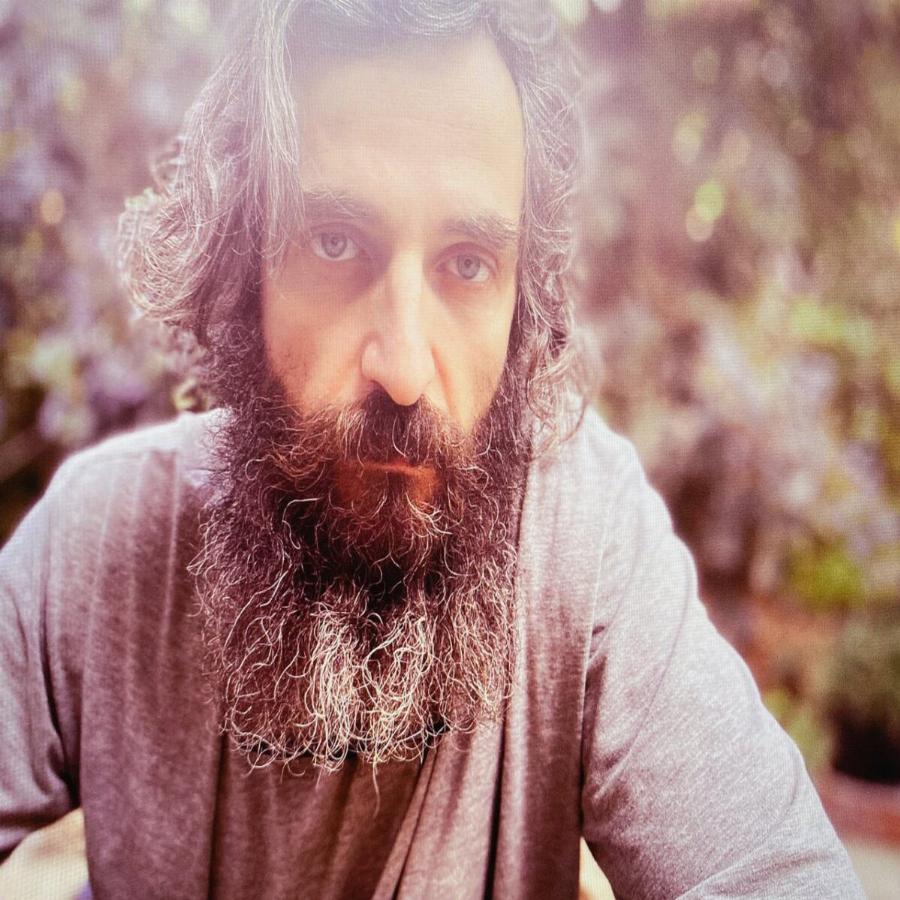 Άρης Σερβετάλης: «Ξεκίνησα να πιστεύω σε δύσκολη στιγμή. Ο Θεός είναι συνοδοιπόρος στον πόνο»