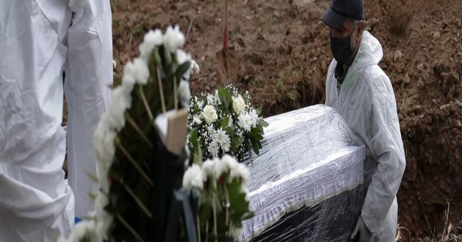 Ιερέας άνοιξε φέρετρο νεκρού από κορονοϊό στη Εύβοια και άρχισε να φωνάζει πως δεν υπάρχει ιός