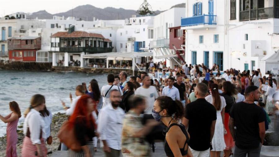 Μύκονος: Πως η πρωταθλήτρια των εμβολιασμών μπήκε σε νέο lockdown – Όλα όσα ακολουθούν