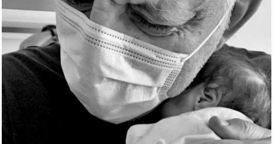 Νίκος Πορτοκάλογλου: Κρατάει συγκινημένος στην αγκαλιά του τη νεογέννητη εγγονή του