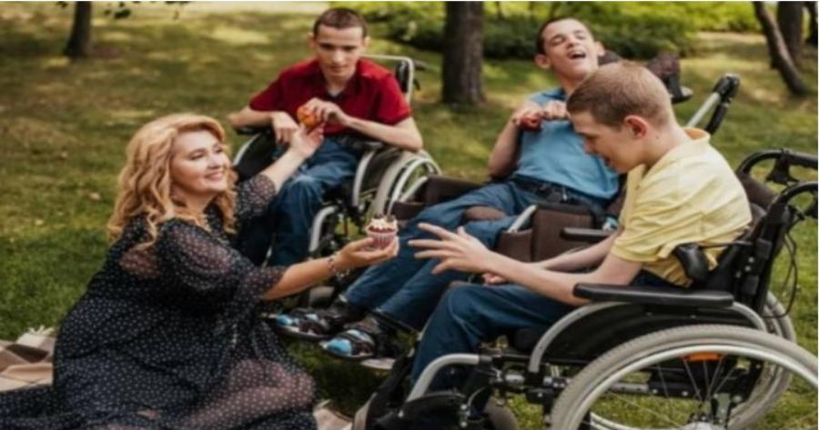 Δύναμη της αγάπης: Μητέρα μεγαλώνει μόνη της τρία παιδιά με εγκεφαλική παράλυση