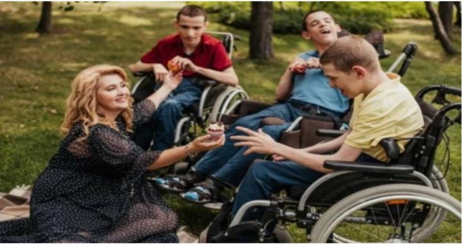 Δύναμη της αγάπης: Μητέρα μεγαλώνει μόνη της τρία παιδιά με εγκεφαλική παράλυση