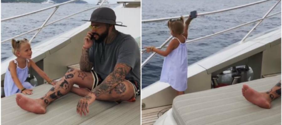 Τετράχρονο κορίτσι  πετά το κινητό του πατέρα της στην θάλασσα επειδή δεν της δίνει σημασία