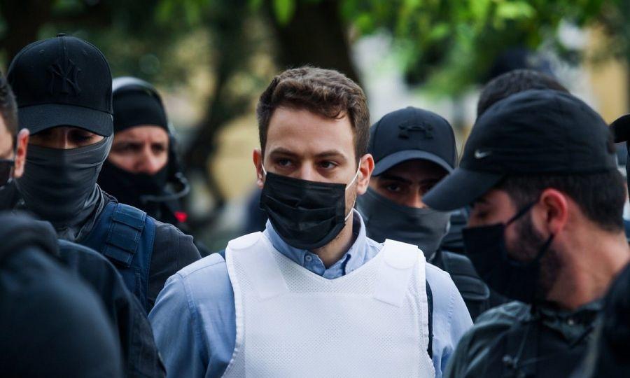 The Sun: “Ο Μπάμπης θα προσπαθούσε να ρίξει το ελικόπτερο της Αστυνομίας που τον μετέφερε στη ΓΑΔΑ”!